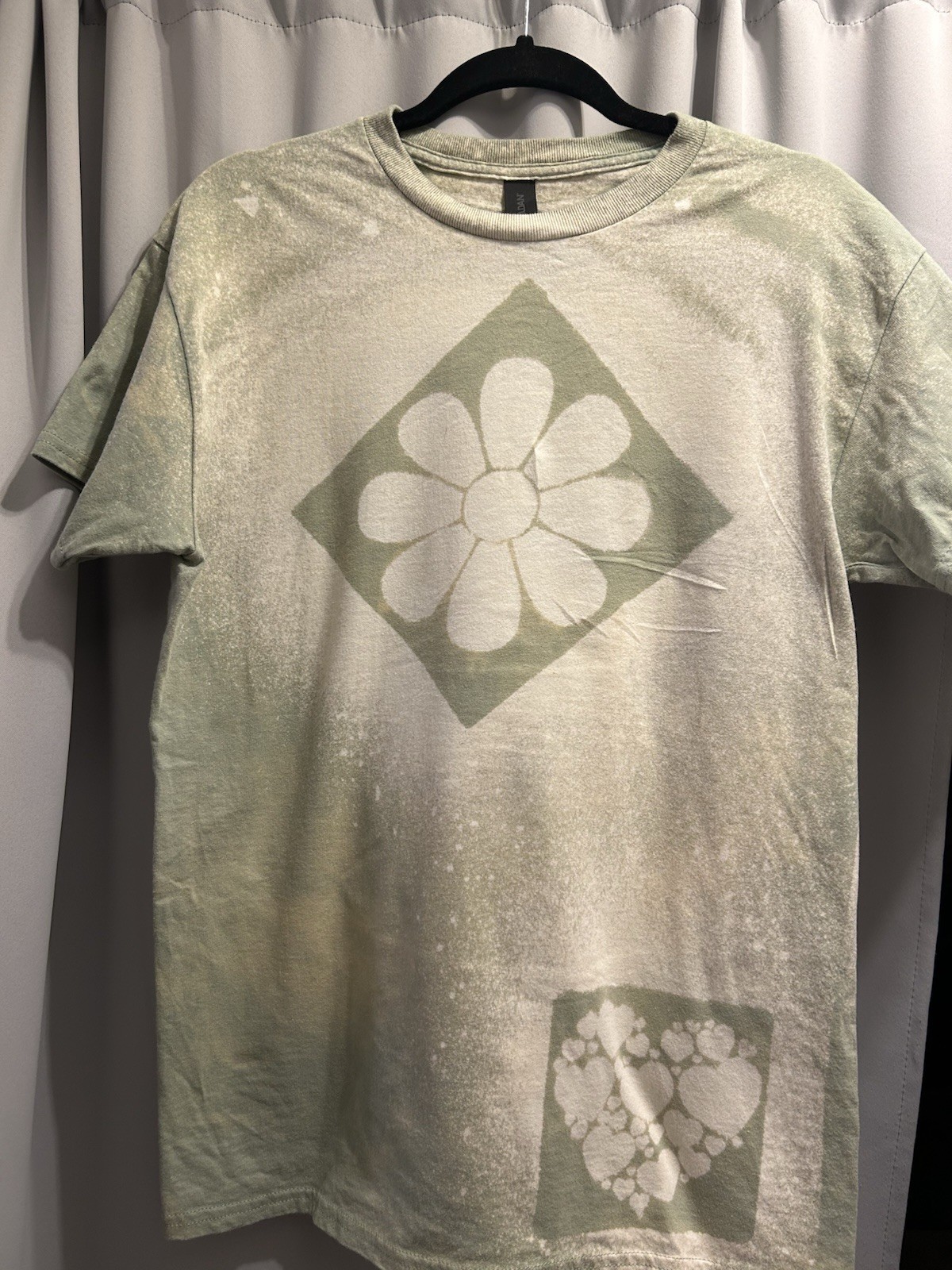 Gilden Men's M Cotton Green Graphic Floral Heart Print Crew Neck T-Shirt