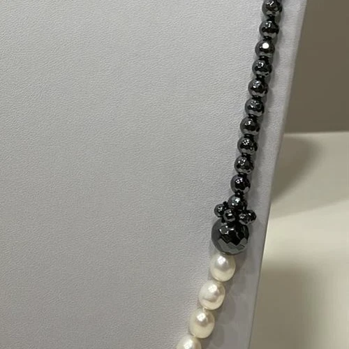 RAJOLA Collana Lunga 90cm Perle Bianche Ematite Grigia Argento Donna Primula - Immagine 3 di 4