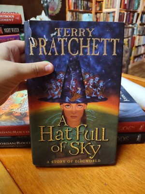 Terry Pratchett A Hat Full Of Sky Discworld Series (UK Edition) Hardcover