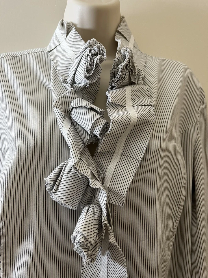 Puño manga larga New York & Co. talla XL a rayas con botones con volantes flor 3D Foto 2 de 4