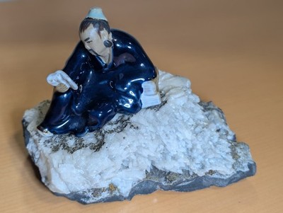 Chinesische Shiwan Tonfigur  Li Bai  auf natürlicher Quarz-Druse mit Pyrit
