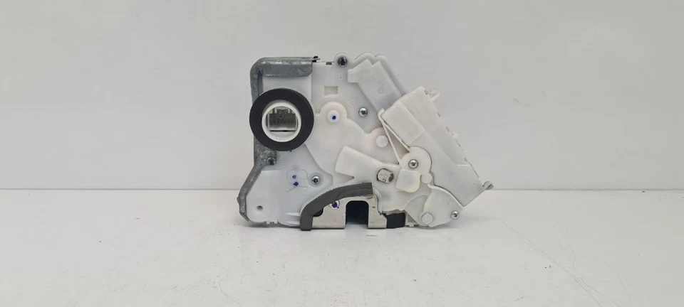 TOYOTA PRIUS MK3 2008-2023 LEFT FRONT CENTRAL LOCKING MOTOR ASSEMBLY 6904047070 - Image 2 of 4