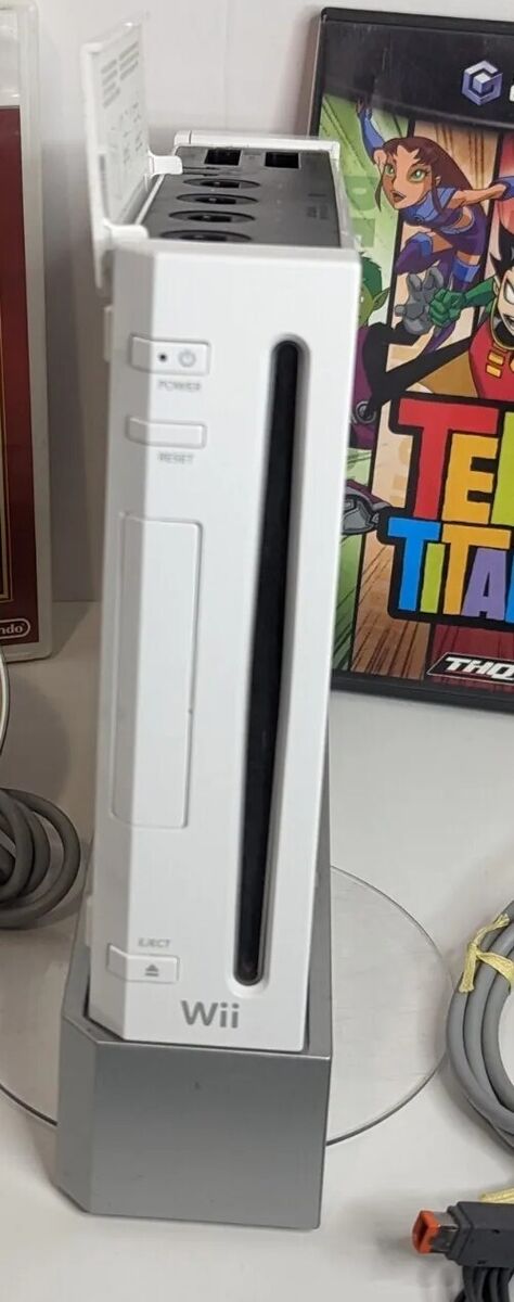 Wii 8 PRE-INSTALLED NES GAMES 6 Wii GAMES 1 GAMECUBE GAME