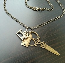 Máquina de Coser Costurera Regla Tijeras Dije Collar Tono Bronce