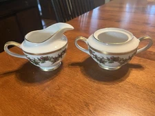 Royal Gallery - The Holly and The Ivy - Creamer & Sugar set - Christmas