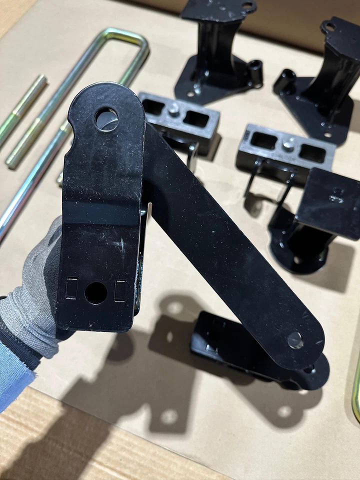 Caja de componentes de suspensión Fabtech FTS21232 4" 3 2011-19 Silverado Sierra 2500HD Foto 3 de 4