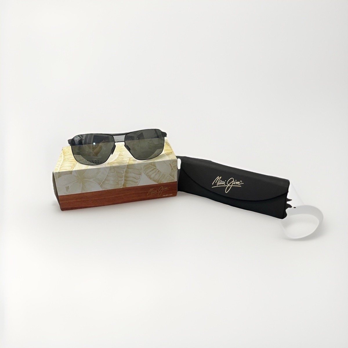 Maui Jim Sunglasses Black with Case and Box Excellent  display picture 3