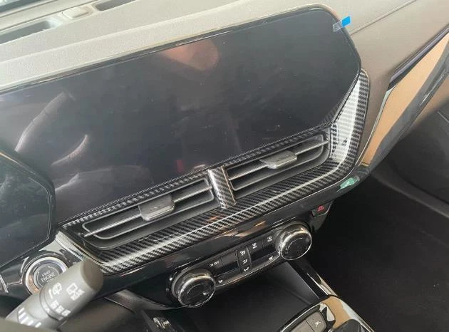 Cubierta de ventilación de salida de aire central de aspecto de fibra de carbono para Chevrolet Trax 2023-2025 Foto 4 de 4