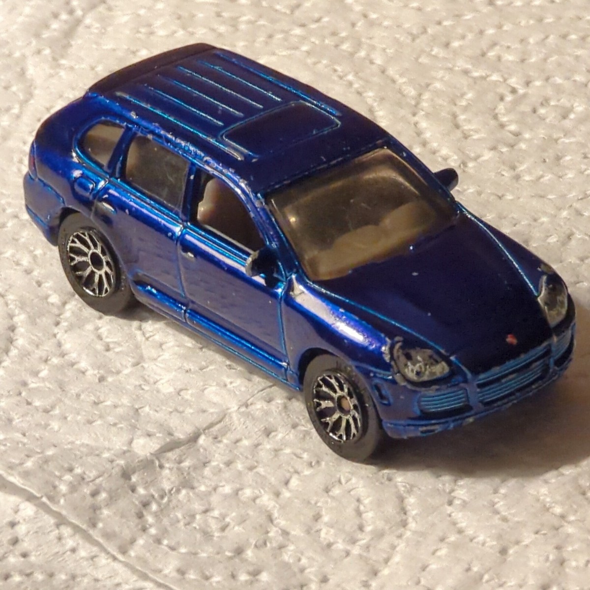 SLEEK & POWERFUL PORSCHE CAYENNE TURBO MIDNIGHT BLUE 1:66 SCALE 3
