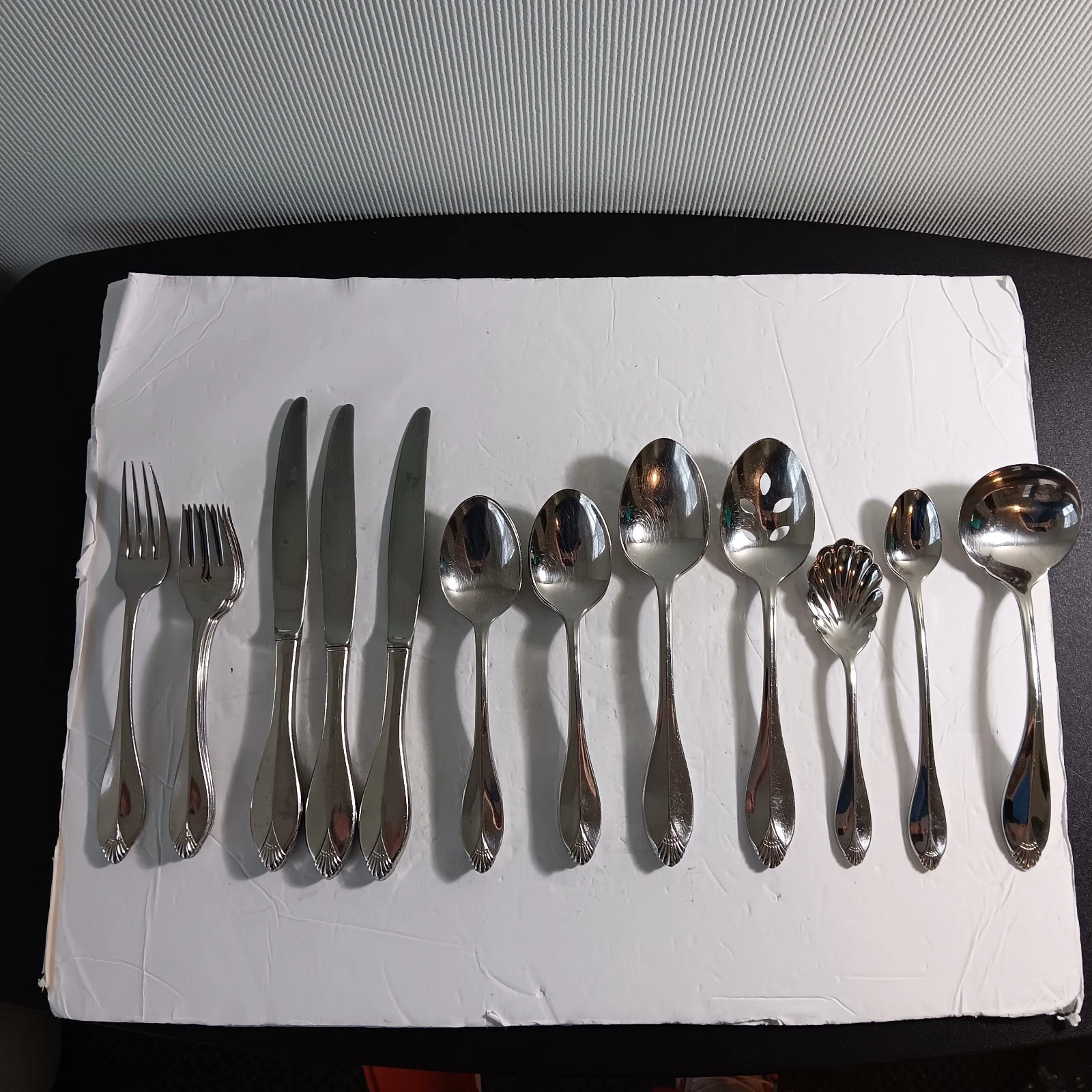 Oneida Heirloom Kingswood 20 Piece Stainless Steel Flatwear Set with Cube Stamp