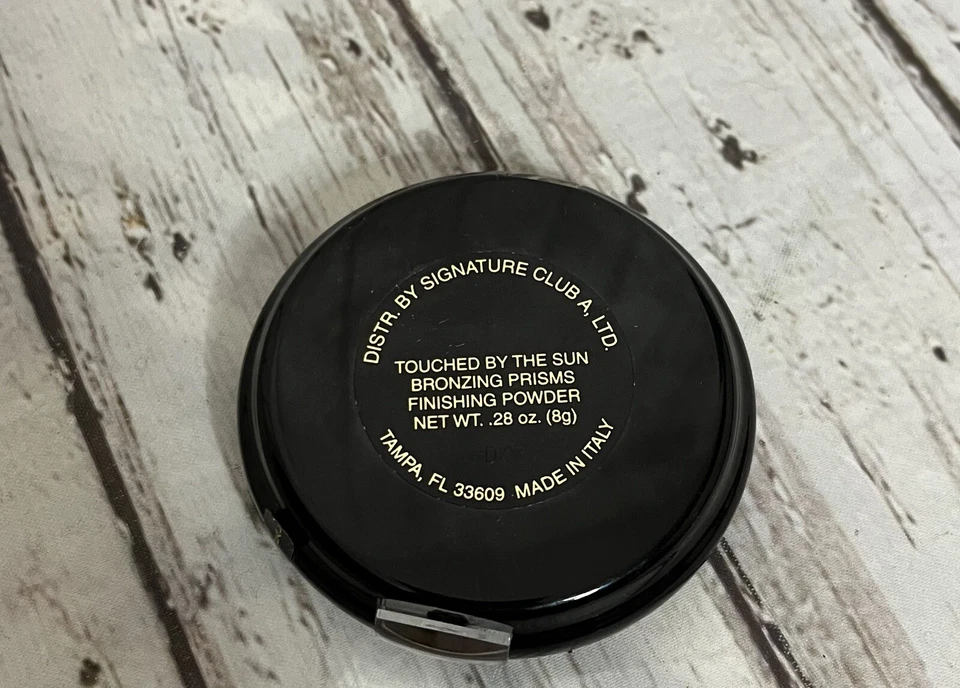 Signature Club A Touched By The Sun Bronzing Prisms Finishing Powder  - Image 2 of 2