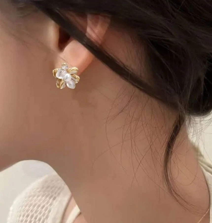 Pendientes Anthropologie Flor Perla Oro  Foto 4 de 4