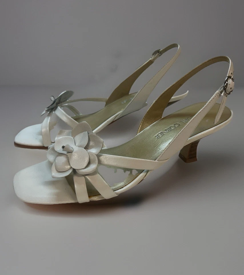 Sandalias informales de tacón de gatito con correa de cuero blanco de esquina 5M Foto 2 de 4