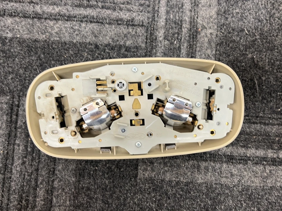 2005 Ford F-250 Pickup Dome Light F4DB-13776-BCW - Imagem 4 de 4