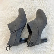 Coach and Four Women’s Size 9.5 Zip Closure Heeled Booties