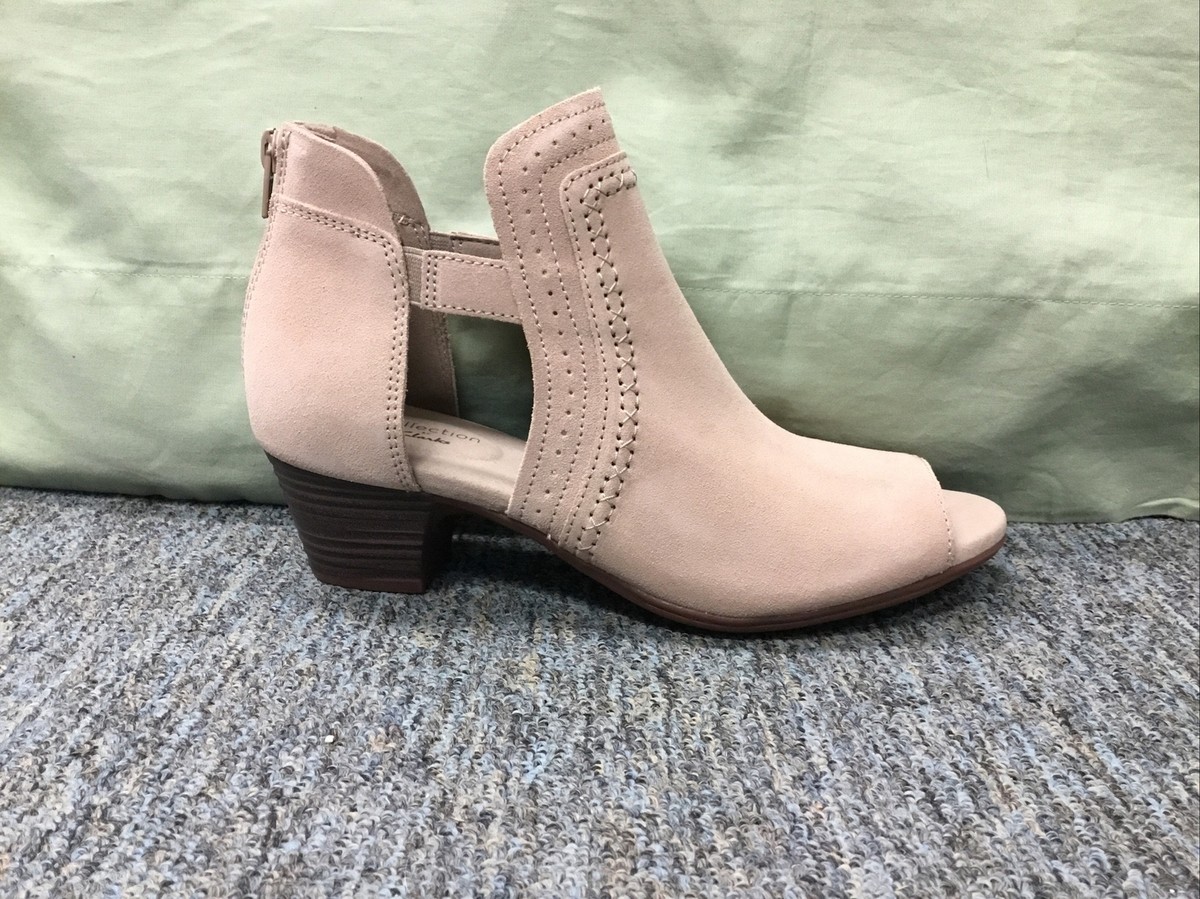 New Women's Clarks 26150201 Valarie Trail Bootie Sandals in Sand