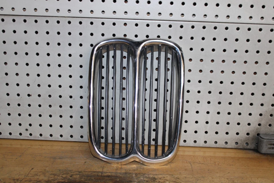 Parrilla central delantera acanalada 10 listones BMW E3 E9 2800 3.0CS 3.0CSi Bavaria Foto 3 de 4