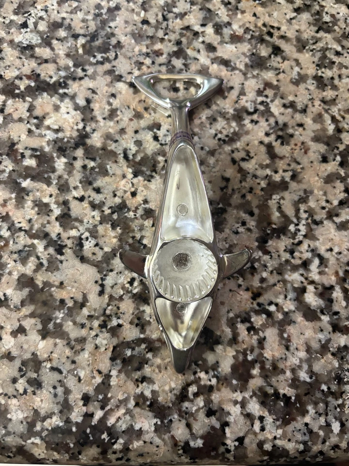 Abrebotellas Lillian Vernon Dolphin Plateado Twist And Pop Abridor Foto 2 de 3