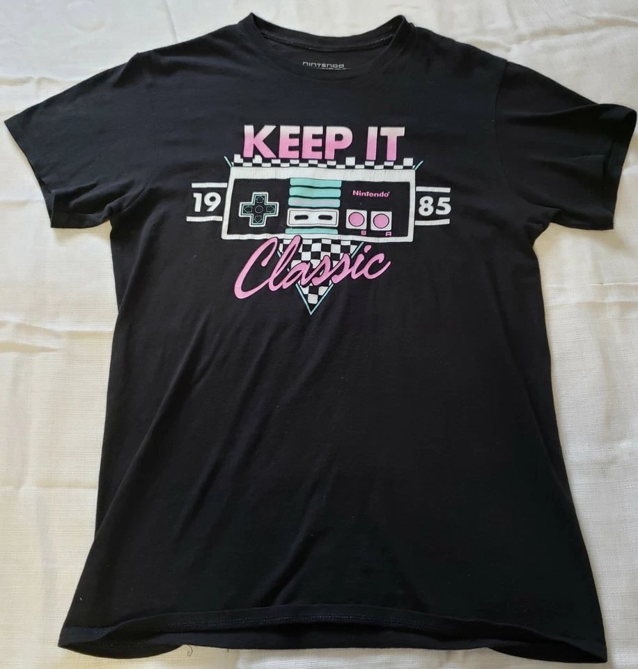 Camiseta Oficial Nintendo NES "Keep It Classic" (Talla S) Foto 2 de 2