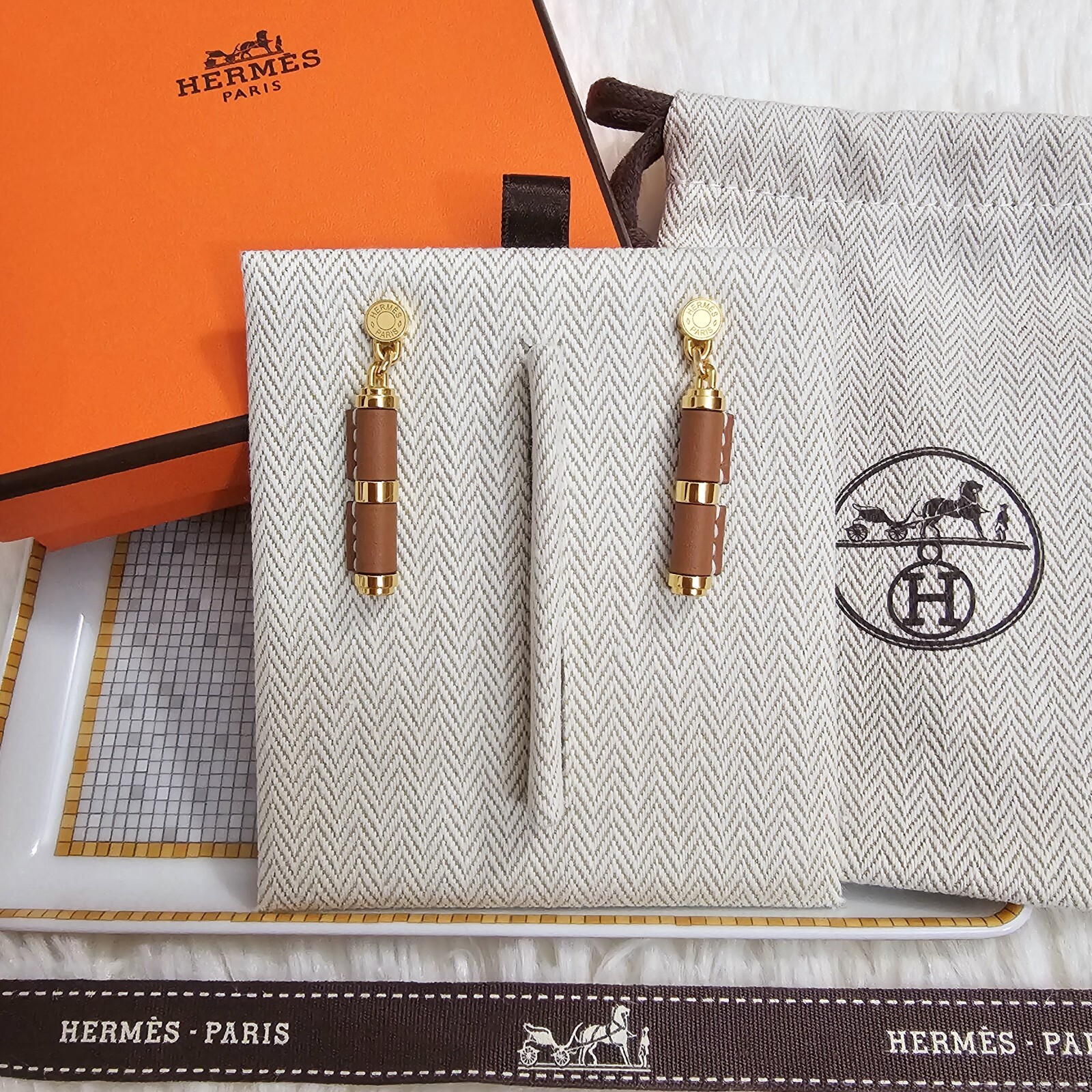 Hermes Charniere Earrings Gold Small Gold Hardware SOLD OUT! image 4