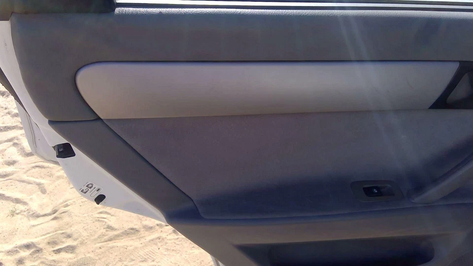 Panel de moldura de puerta interior trasera izquierda para conductor Suzuki Forenza 2006-2008 solo gris trasero Foto 2 de 4