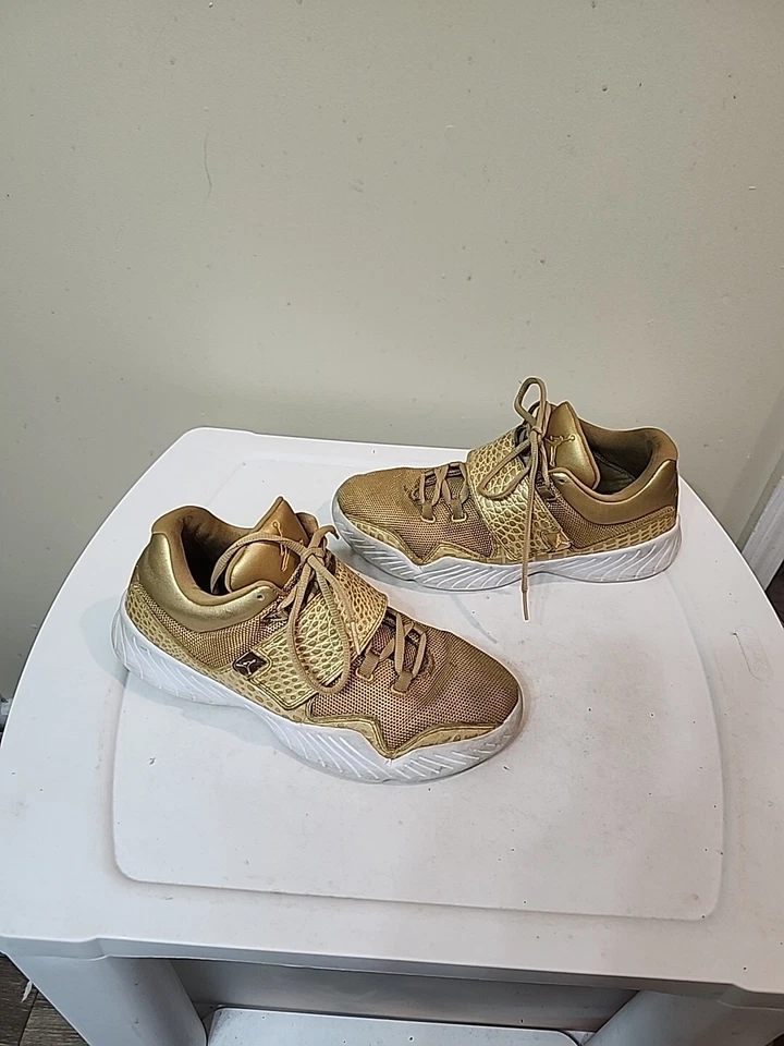 Zapatilla deportiva para hombre talla 9 - Jordan J23 dorada metálica estilo 854557-700 Foto 2 de 4