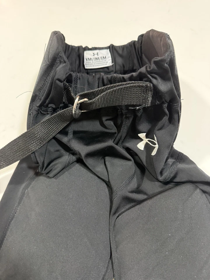 Pantalones de fútbol Under Armour juveniles medianos con almohadillas integradas negros usados en excelente estado Foto 3 de 4