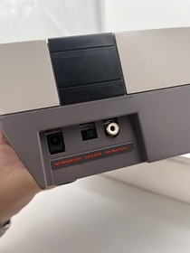 Consola Nintendo NES Control Deck con 2 mandos, adaptador de CA, cables AV - Usada