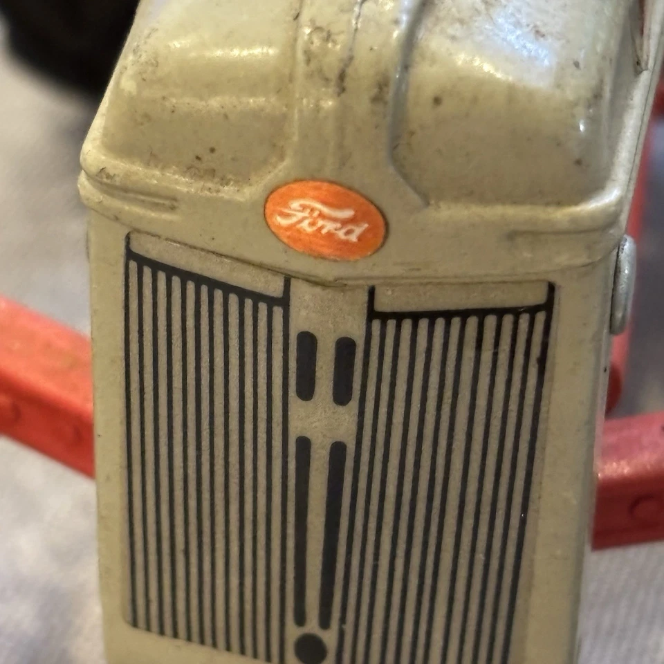 De colección ERTL Ford Die Cast Metal Rojo y Gris Tractor de Juguete 1/16 # 1570SF, Polvoriento pero Usado en Excelente Condición Foto 4 de 4