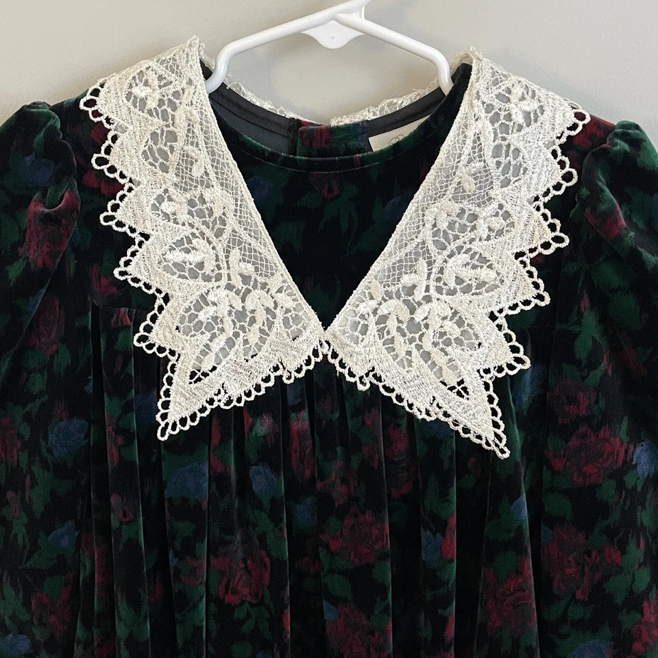 Vestido de fiesta floral vintage de terciopelo con cuello de encaje con ojales ediciones raras 6x Foto 2 de 4
