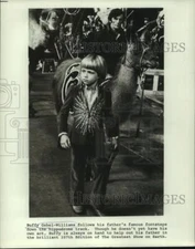 1982 Press Photo Buffy Gebel-Williams leading a llama - nop29498