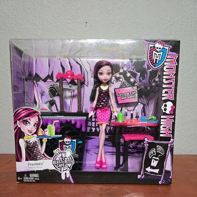 NIB Monster High Draculaura Beast Bites Cafe Playset & Doll Complete Mattel 2015