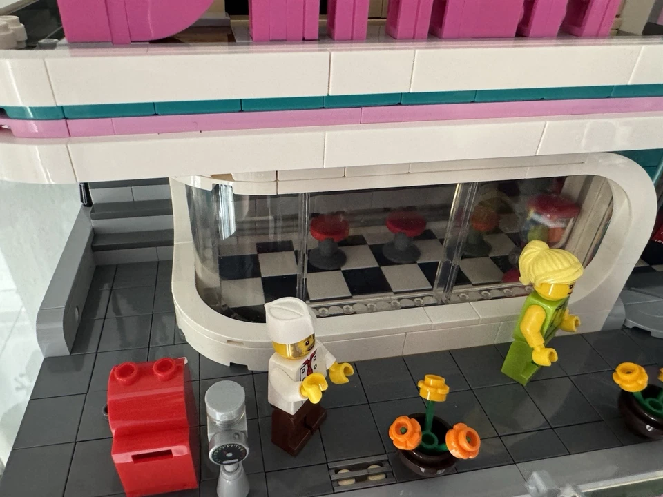 LEGO Modular Buildings 10260 Downtown Diner, Foto 4 von 5