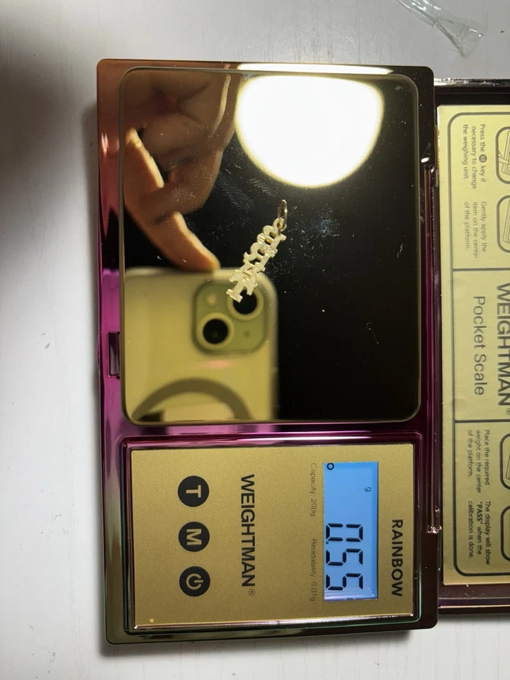 Colgante con dije de sujetador de oro amarillo de 14K Foto 3 de 3