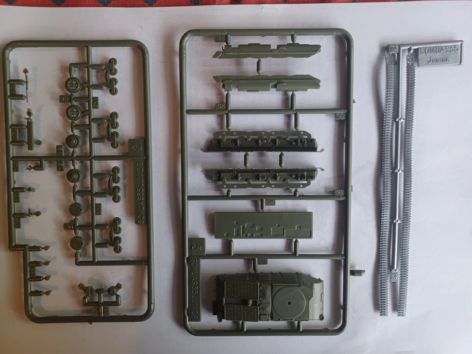   HELLER - char SOMUA S 35 - Vintage plastic kit  1:72 - Immagine 2 di 4