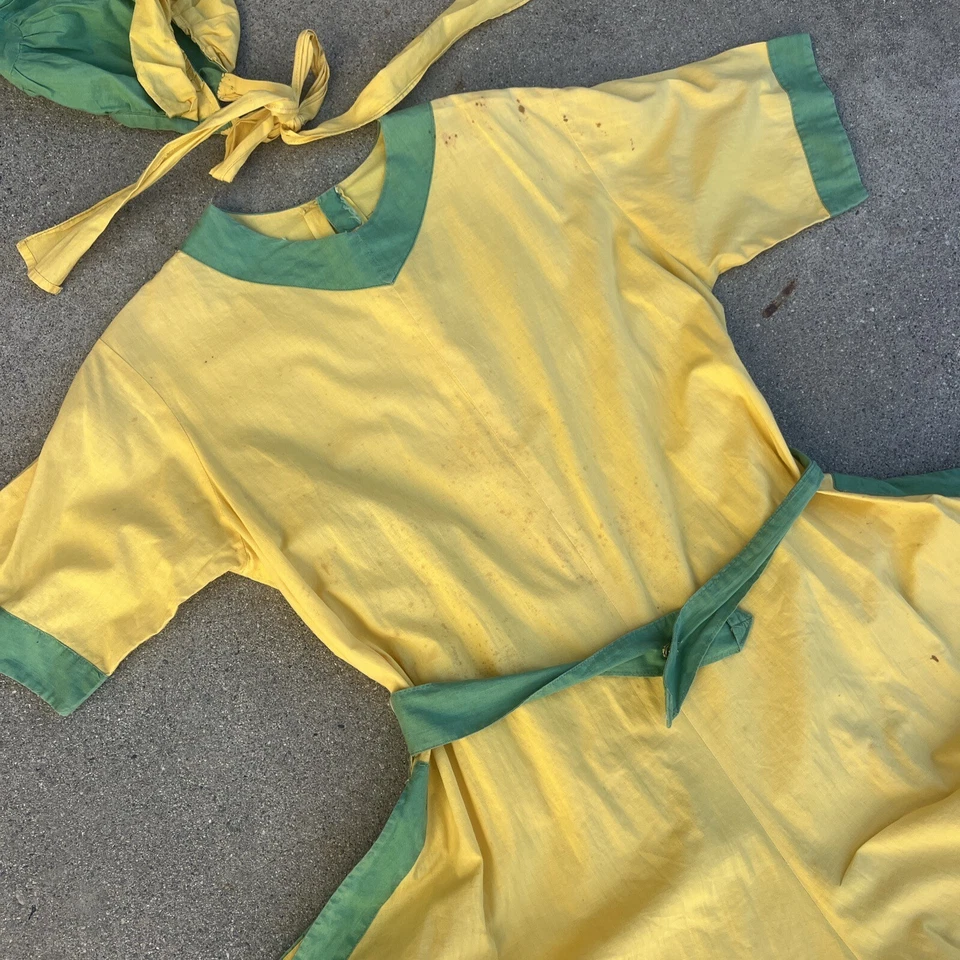 Traje de Juego Amarillo y Verde Vintage Años 30 Conjunto de Gimnasio Mameluco y Sombrero Madreperla Foto 3 de 4