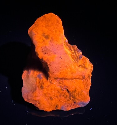 Well Terminated Top Fluorescent Sodalite Crystal. Badakhshan, AFG 116 GM.