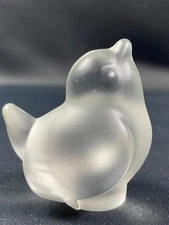 Sujet animalier en cristal dépoli signé Sèvres au moineau