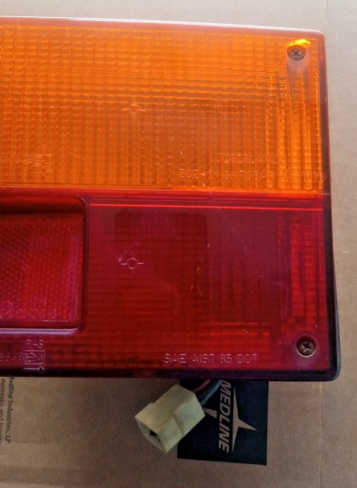 86-91 YUGO GV 右尾灯带琥珀色旋转灯 LOC-173DG — 第 3/4 张图片