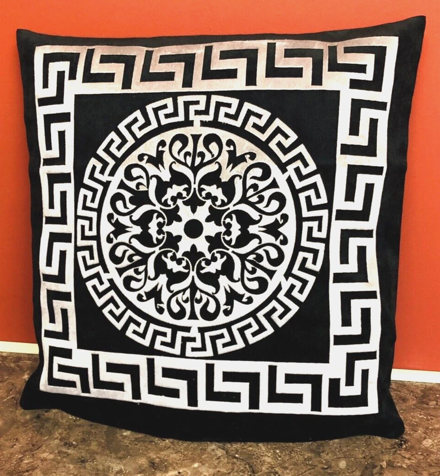 Funda de almohada decorativa geométrica griega borde y círculo negra y plateada Foto 3 de 4