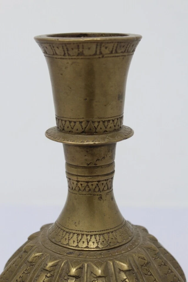 Антикварная старая коллекционная латунная резная ваза с гравировкой в виде цветка Моголов ручной работы - Изображение 4 из 4