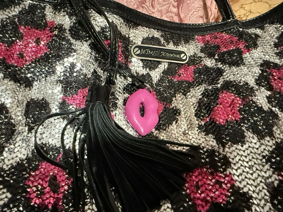 Bolso de Mano Betsey Johnson Lentejuelas Leopardo Guepardo Rosa Plata Negro Estampado Animal Foto 2 de 4