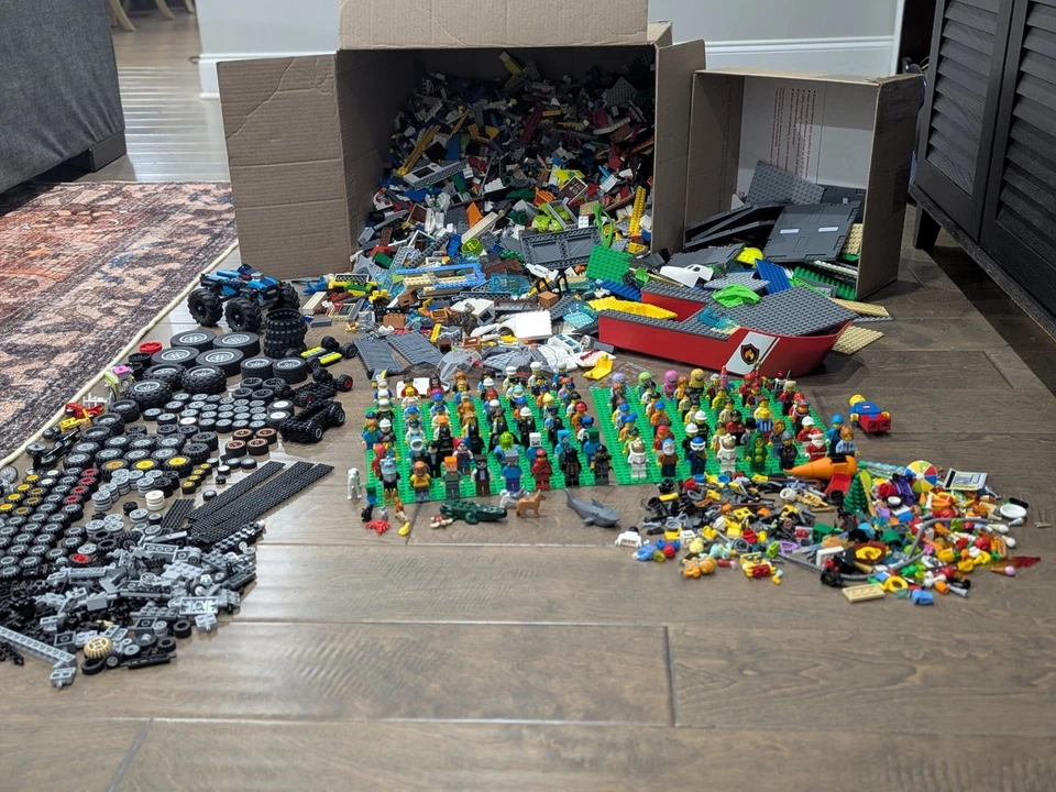HUGE LEGO Bricks & Minifigure Lot 30+ Lbs 110 Minifigs DC, Minecraft, City, Etc - Image 2 of 4