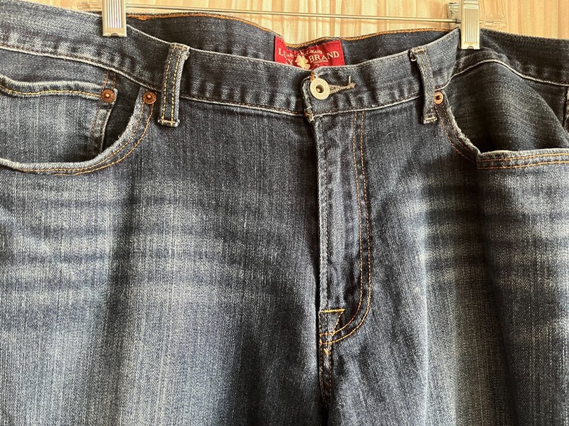 Lucky Brand 40-32 vintage look straight blue jeans 99%cotton 1% spandex