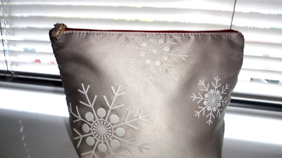  Clarins Soft Satin Elfenbein Kosmetiktasche mit Schneeflocken Design Medium 