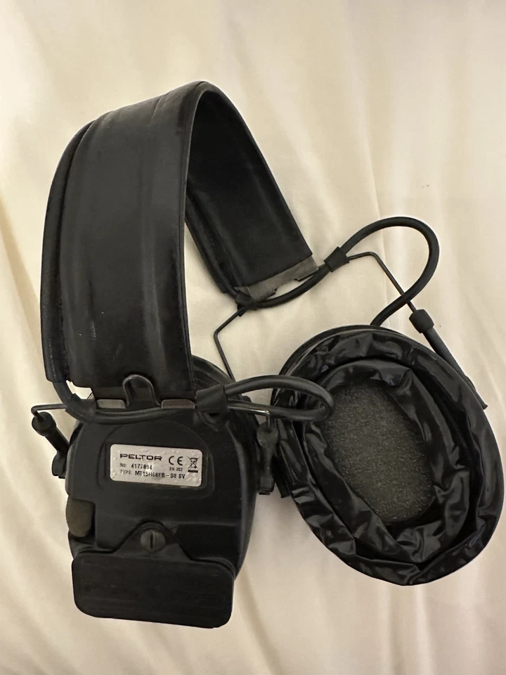 Defensor auditivo 3M Peltor COMTAC III verde follaje con micrófono de pluma MT17H682FB-09 Foto 2 de 4