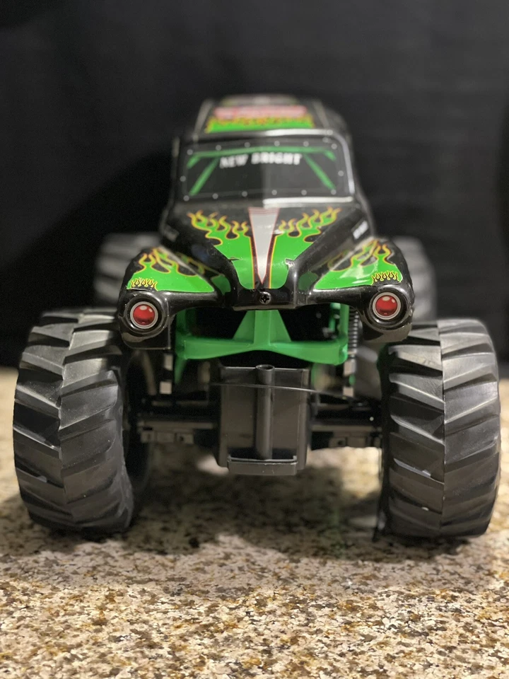New Bright Monster Jam Grave Digger RC Crawler Body 1:16 Untested 11" No Remote - Image 2 of 4