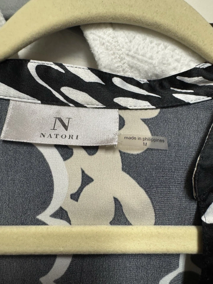 Ropa de salón Natori para mujer mediana satinada floral caftán negro blanco tostado Foto 4 de 4