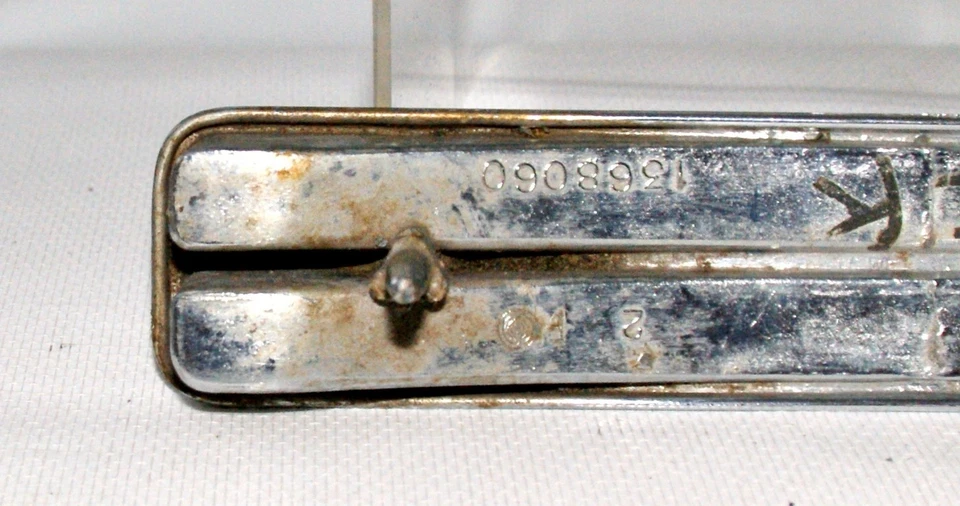 Buick LeSabre Wildcat 1368060 1965 guardabarros delantero adorno ojo de buey OEM 786 Foto 4 de 4