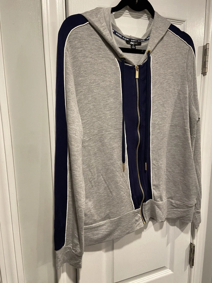 Jaqueta de atletismo Ann Klein tamanho M com zíper completo com capuz cinza listra azul marinho elástica macia nova com etiquetas - Imagem 3 de 4